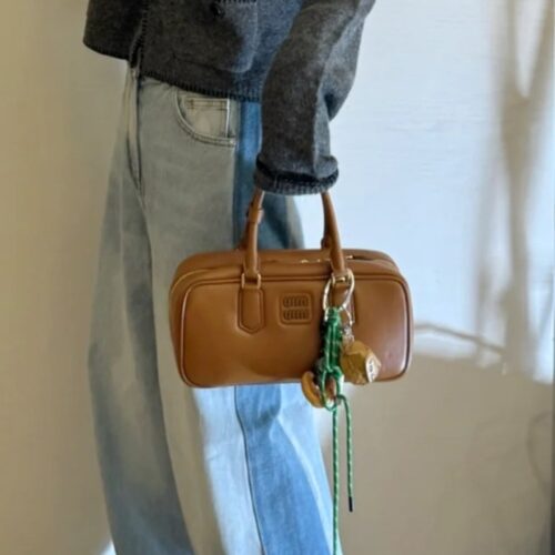 미우미우 아르카디 미디움 백 코냑