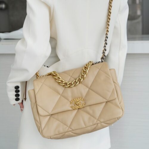 팬더샵 샤넬 19 미디움 핸드백 램스킨 & 골드 메탈 베이지