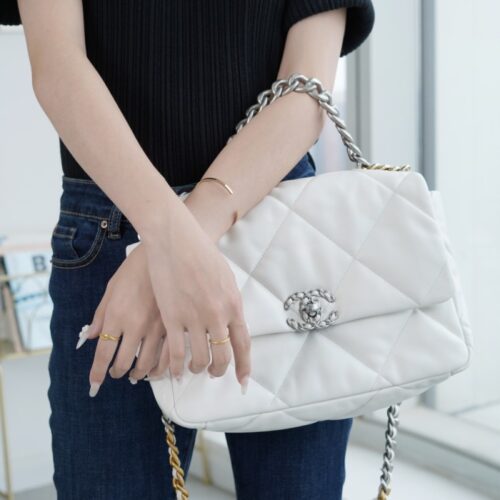 팬더샵 샤넬 19 미디움 핸드백 램스킨 & 실버 메탈 화이트