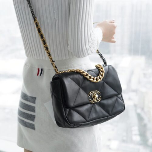 팬더샵 샤넬 19 스몰 핸드백 램스킨 & 골드 메탈 블랙