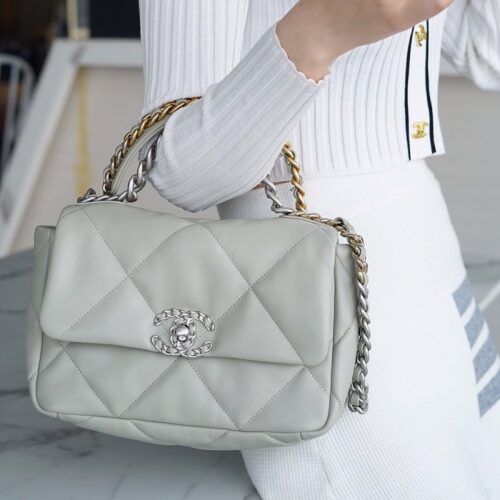 팬더샵 샤넬 19 미디움 핸드백 램스킨 & 실버 메탈 라이트 그레이