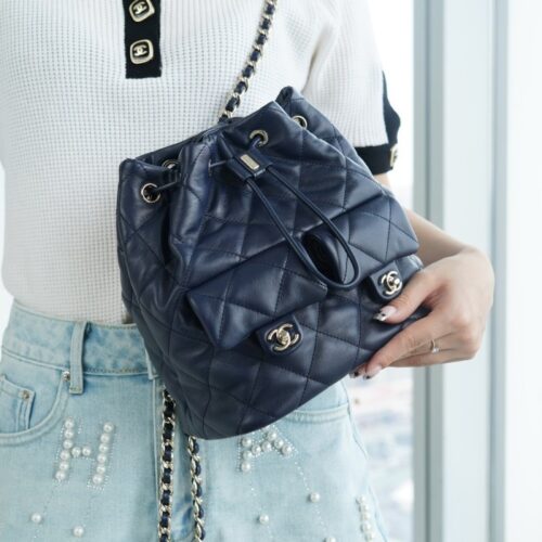 팬더샵 샤넬 카프스킨 투포켓 드로우스트링 버킷 백팩 네이비 금장