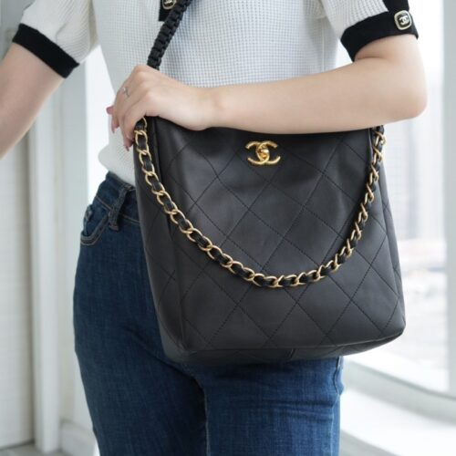 팬더샵 샤넬 23A 카프스킨 히피백 블랙