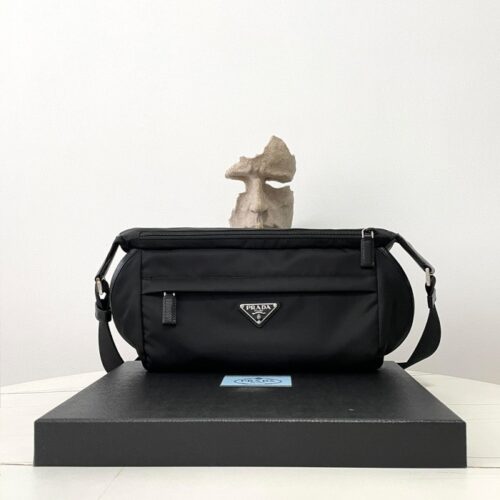 프라다 바이커백 미듐 범백 크로스백 힙색 2VH994