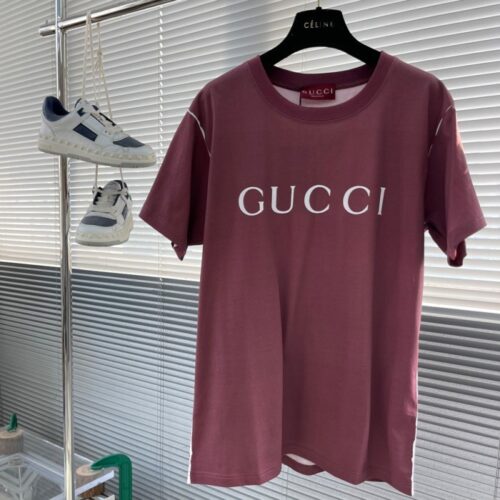 구찌 25SS 로고 프린팅 코튼 반팔 티셔츠 버건디