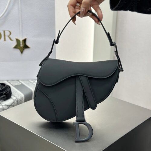 디올 스몰 새들 스트랩 백 울트라 매트 블랙