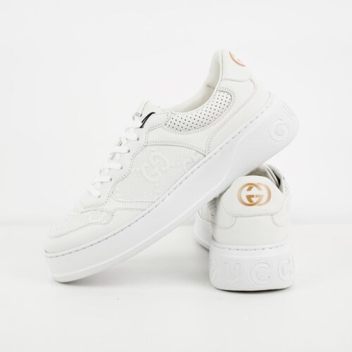구찌 화이트 레더 GG 엠보스 스니커즈