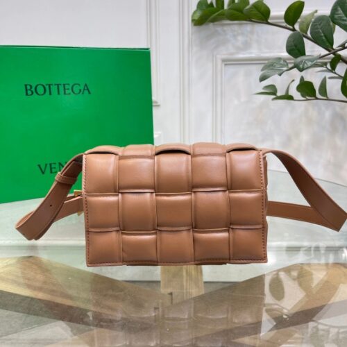 보테가베네타 인트레치아토 패딩카세트 숄더 백 카라멜