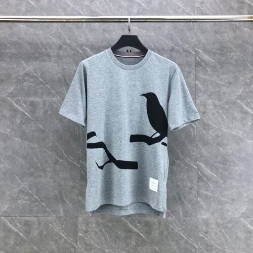 톰브라운 레이븐 프린트 코튼 티셔츠 그레이