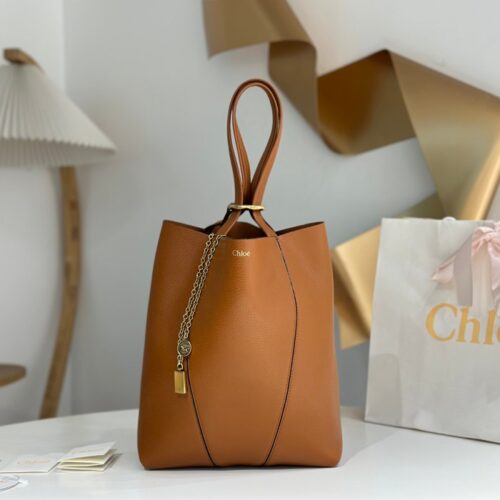 끌로에 그레인드 레더 스핀 미디움 토트백 클레이 브라운