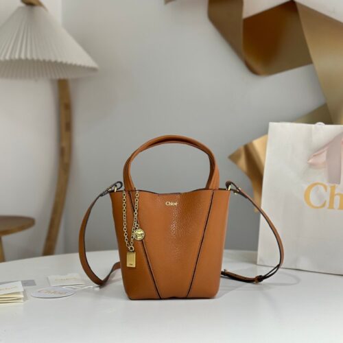 끌로에 그레인드 레더 스핀 스몰 토트백 클레이 브라운