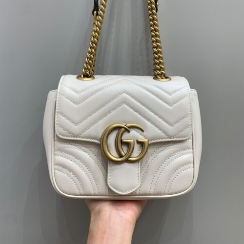구찌 GG 마몬트 마틀라쎄 미니 숄더백 화이트 739682