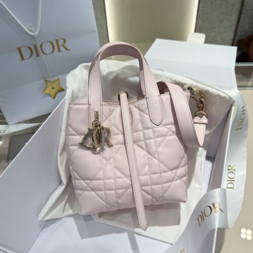 디올 뜨주흐 스몰 버티컬 토트백 파우더 핑크 매크로까나쥬 송아지 가죽