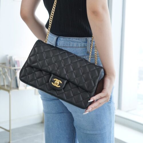 샤넬 25 라지 핸드백 그레인드 카프스킨 & 골드 메탈 유광 블랙