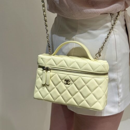 샤넬 롱 체인 코스메틱 케이스 램스킨 & 실버 메탈 라이트 옐로우