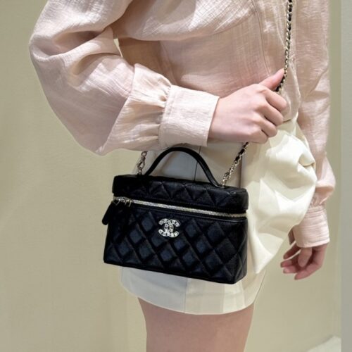 샤넬 롱 체인 코스메틱 케이스 램스킨 & 실버 메탈 블랙