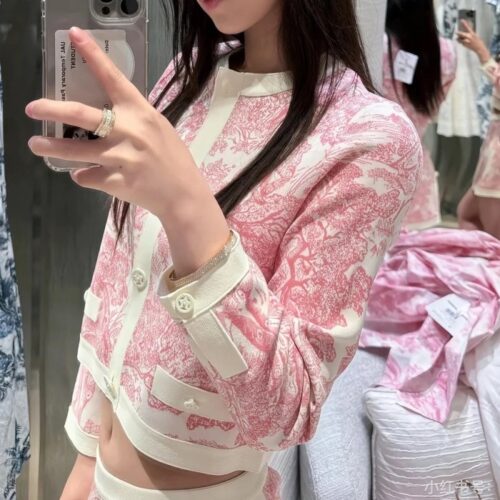 최고퀄 디올 Dioriviera 크롭 재킷 화이트 테크니컬 니트 & 체리 블라썸 핑크 Toile de Jouy Sauvage 모티브